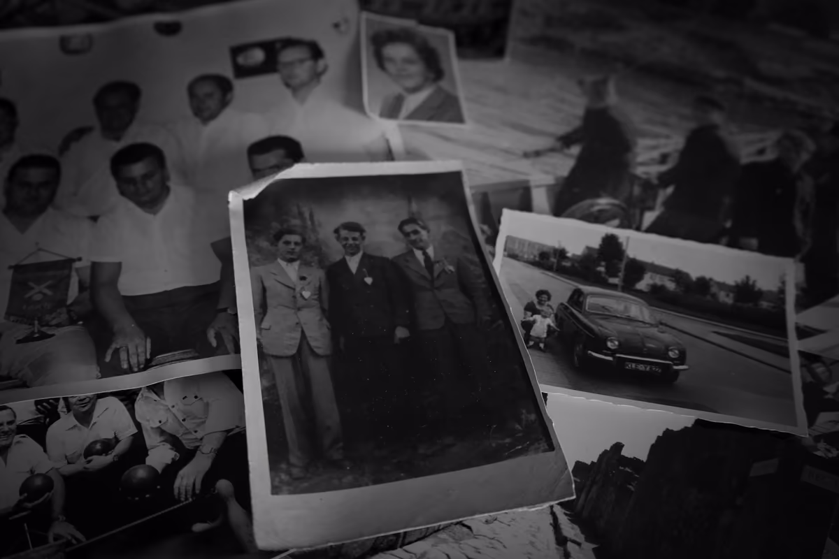 Fotografias antigas em preto e branco espalhadas sobre uma superfície