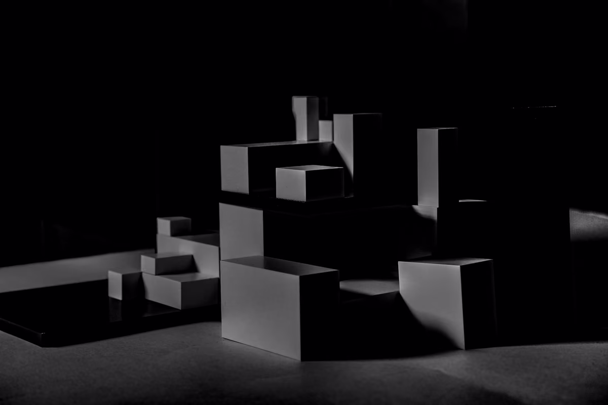 Blocos brancos de tamanhos diferentes sobre uma mesa, com sombras