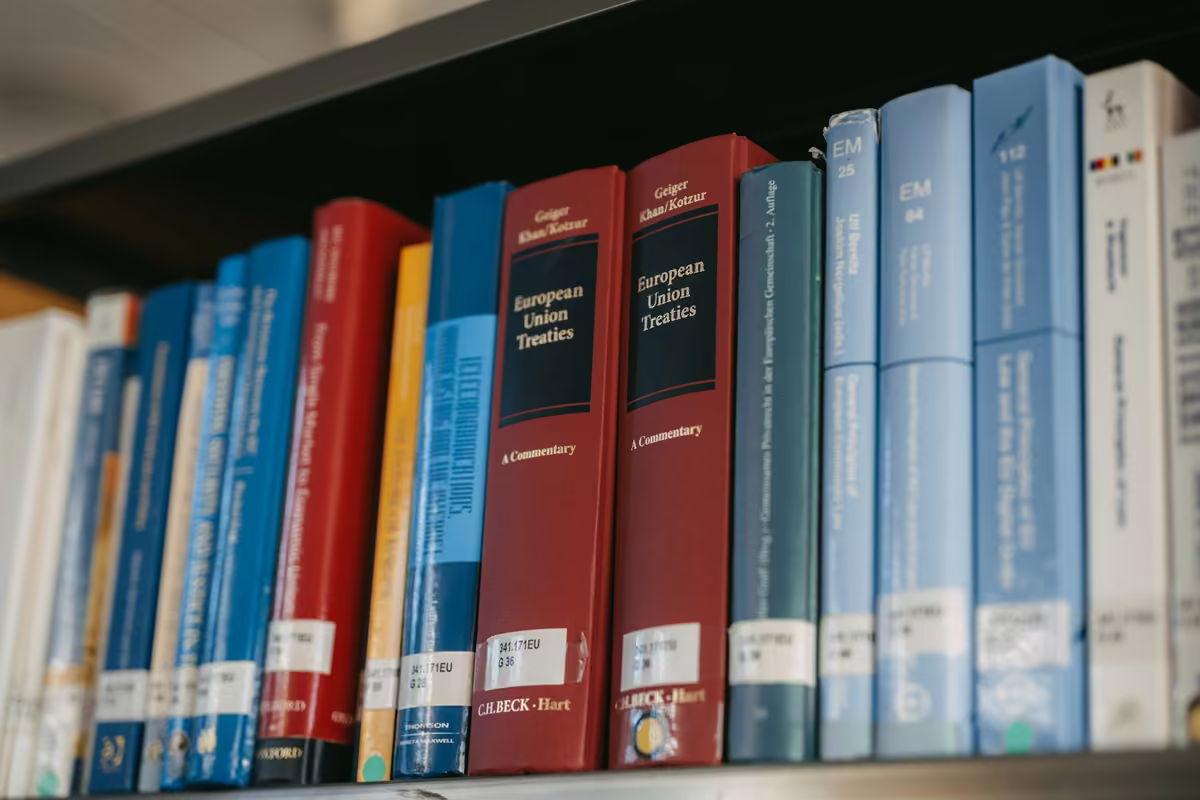Livros organizados lado a lado numa estante