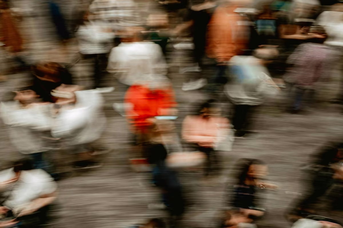 Multidão caminhando numa rua, em movimento desfocado